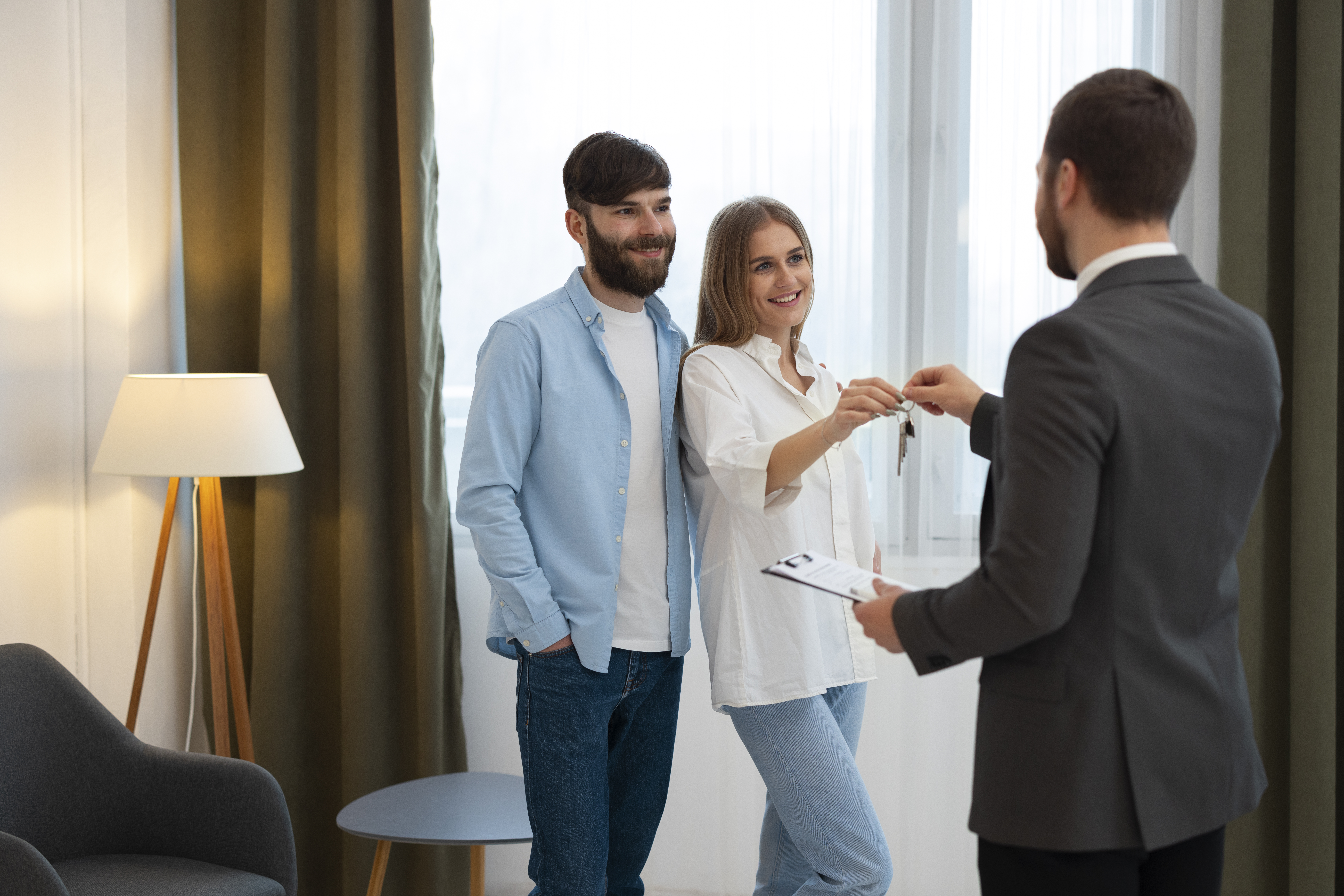 agente-inmobiliario-masculino-haciendo-negocios-y-mostrando-la-casa-una-posible-pareja-compradora (1)