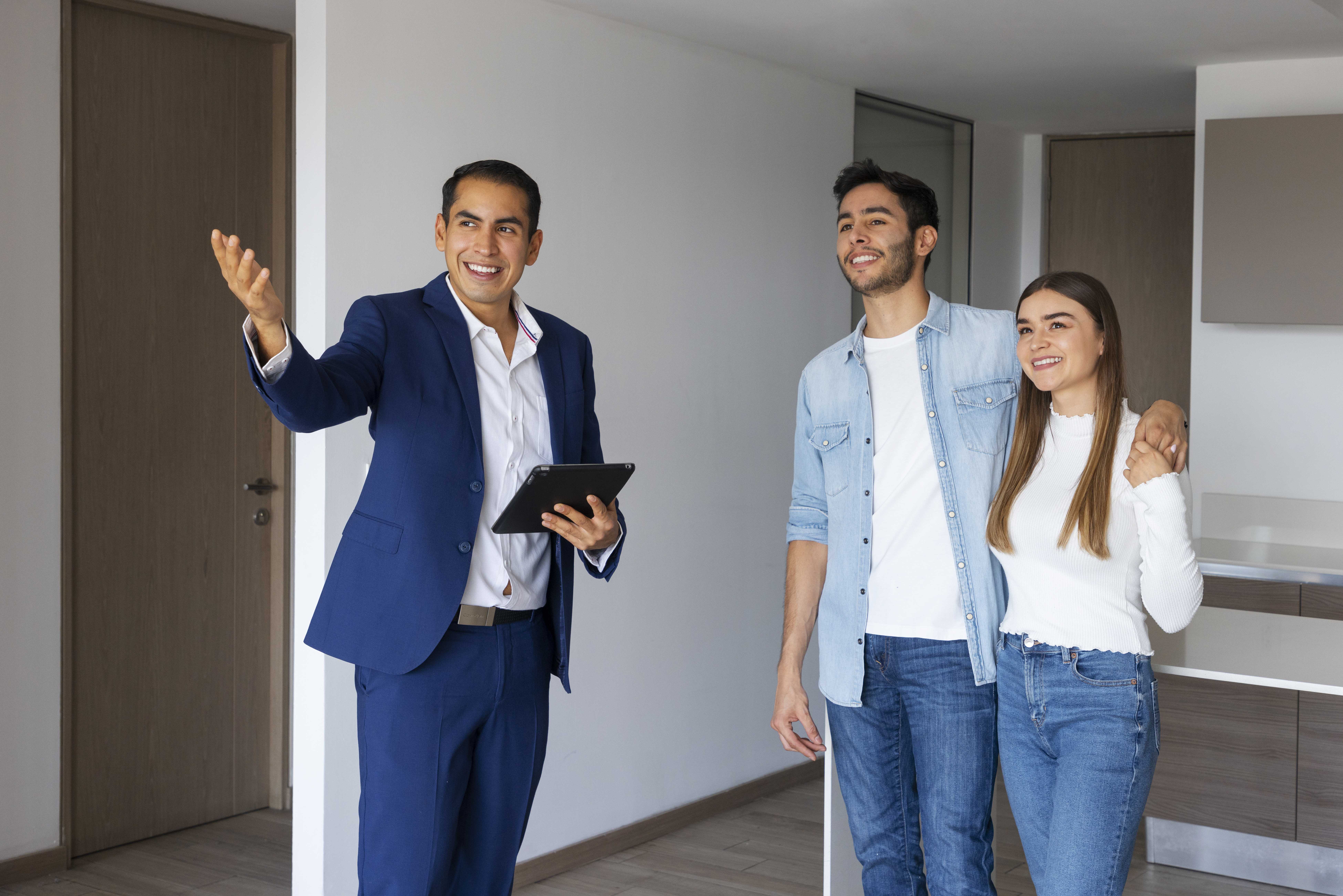 pareja-de-tiro-medio-hablando-con-agente-inmobiliario
